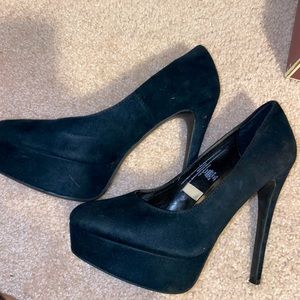 Black 5’ heels toe in